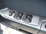 運転席ドアにある全窓のパワーウインドウとドアロック&窓ロックのスイッチです。お車は1台限りですので、商談予約はお電話のみです。09046440671迄、お電話にて商談のご予約下さい