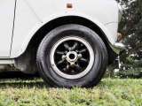 フロントも同じく10インチMINILITE&165/70R10を装着し、軽快な走りを支える