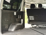 なかなか傷あるけど、荷室だと割り切ればなかなかいいのではないでしょうか!ベッドキットの設置なんかでもっと素敵な空間にできると思います。