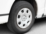 でもハイエースの醍醐味はカスタムですからね。アマゾンヤフオクでハイエースのタイヤホイールセットたくさん売ってますよ〜!でも私なら冬まではこのまま使っちゃいますかね〜。