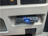 ETC車載器は運転席足元の収納箇所にビルトイン。カードの出し入れがしやすいですしカードを挿したままでも車外から見えないので防犯上も安心ですよ。