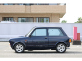真横から見るA112のコンパクトなプロポーション。
