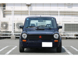 真正面から見ると、コンパクトな車幅と丸目のヘッドライトがより印象的。シンプルだからこそ個性のある顔つきです。