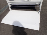垂直パワーゲート付きのため、溶接機やコンプレッサーなどの重量物、大量の資材も安全・スピーディーに積み降ろしできます。