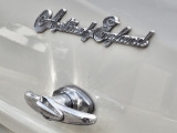 トランクリッドには&ldquo;Austin of England&rdquo;エンブレムとクロームハンドルを装備