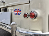 小ぶりな丸型リアランプが、1950 年代英国車らしい可愛らしい後ろ姿を演出