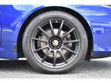 【気持ち良くご納車致します】仕上げ専門スタッフによる、専用ポリッシャーによるボディの磨き仕上げ、ホイール、タイヤハウス内側の清掃、内装の抗菌クリーニング、各部スイッチ、ハンドル、細部の清掃を行います。