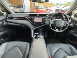 H30年式カムリGレザーパッケージの入庫です!ワンオーナー車かつ充実装備の上級グレードです♪内外装ブラックの程度の良い一台です。是非この機会にご覧ください。
