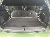 セカンドシート倒すと更に荷室スペース広いです。
