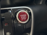【エンジンSTART/STOPボタン】カバンやポケットに入れたままでもエンジンのオン・オフが可能なスマートキーを装備。ドアの施錠・解錠時もカギを取り出す必要が無いからとっても便利です!