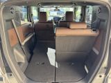 シートが独立で倒れてくれるので大型の荷物も積み込み可能!