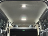続いて天井。禁煙車ということで、黄ばみなくきれいなグレーです!あんま見上げることないかもしれませんが。LED換装でめっちゃ明るいです。