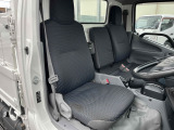 運転席シート、一部穴有り。