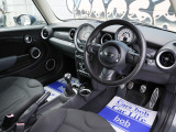 すっきりとしたシンプルな内装の造りは欧州車の魅力!細部にまでこだわり抜かれたデザインが自慢ですので是非じっくりとご覧くださいませ。