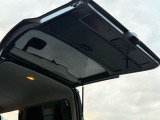 バックドア裏もなかなかいい感じ!ハイエース雨の日でも荷室作業できるのいいですよね。あとは荷室に座って外眺めちゃったりしてね。いいんですよこの作り。