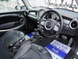 すっきりとしたシンプルな内装の造りは欧州車の魅力!細部にまでこだわり抜かれたデザインが自慢ですので是非じっくりとご覧くださいませ。