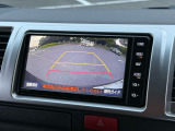 バックモニター、ついてます!パノラマビューじゃないけど、ハイエースは車間の感覚がかなりつかみやすいからバックモニターでも充分。さらに障害物を検知して音と補助ブレーキを作動させるクリアランスソナーも!