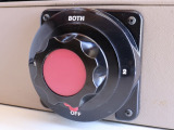 キャンピングカーの必需品のサブバッテリー2個搭載車両です!!!2個のサブバッテリー切り替えダイヤル式スイッチ付き!!!