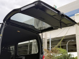 最近はこの上に開くバックドアを利用したテントも販売されていて、車内空間をさらに巨大化させるなんてのも見かけます!あ、忘れちゃいけないのは本来は商用車なので、お仕事でも大活躍ですよ!