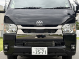 それにしても、私はハイエースをこよなく愛していますが、200系というのはいつ見てもほれぼれするフェイスですね。ダークプライム2だからグリルも専用カラーでかっこいい!7型はフォグの形もグッドですね。