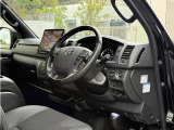 それでは内装見ていきましょう!まずはコックピットから!ダークプライム2の内装はなんといっても真っ黒なのが魅力。ステアリングも黒木目でかっこいい。