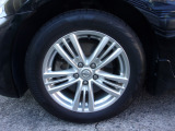 純正17インチアルミホイール。ノーマルタイヤ付き。
