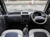 前席は年式相応の使用感がありますが、30年以上前の車両としては比較的しっかりした状態です。