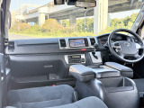 結構きれいですよね?それと、助手席側にはAC100V電源もついてて、これ荷室にもついてます!なくても気にならないけど、あると使うっていう意外と人気の装備です。