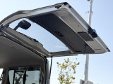 バックドア裏もなかなかいい感じ!ハイエース雨の日でも荷室作業できるのいいですよね。あとは荷室に座って外眺めちゃったりしてね。いいんですよこの作り。