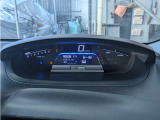 ハイブリッド車専用のメーターパネルは色鮮やかな造りとなってます。車輛情報を表示するインフォメーションディスプレイが備わってます。