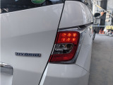 テールランプはハイブリッド車専用となり薄いブルーレンズとなります。LED発光になので明るく光りますしファッション性も良いですよね!