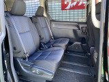 リアシートは使用感はありますが当店は全車クリーニングを実施しておりますので、とても綺麗な状態です!車内は広々としていて、ゆったりとした7人乗りです!お出かけにも大活躍!