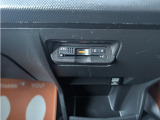 ETC車載器はエアコン操作パネル下部にビルトイン。カードの出し入れがしやすい場所です。