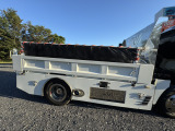 右側荷台等:荷台外装目立つ傷や凹凸無しです。比較的状態の良い外装をしています。安心安全のコボレーン付!!コボレーンはシートがブラック,さらにレッドカラーのロープで固定されています。珍しく、カッコイイ★