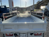 車両後面・荷台:安心安全のコボレーン有!!シートもしっかり装着されています。コボレーンシートも黒と赤で統一されています☆荷台に目立つ凹凸無しです!!いすゞエルフフルフラットローダンプ