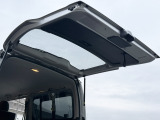 バックドア裏もなかなかいい感じ!ハイエース雨の日でも荷室作業できるのいいですよね。あとは荷室に座って外眺めちゃったりしてね。いいんですよこの作り。