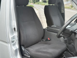 運転席側も中古車はシートのへたりがよく見られるのですが、こちらはほとんどないですね。仕事用ではなかったと思われます。