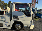 運転席側ドア:サイドミラー、ドアノブもメッキ仕様!!さらに窓枠下部にもドレスアップ用ガーニッシュが装着されています☆いすゞエルフフルフラットローダンプ!!ワンオーナー!!走行距離なんとわずか6万キロ台です☆