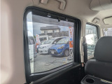 左右スライドドアにはサンシェードが備わってます。日差しが強い際には重宝する装備になります。
