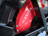 レッドのキャリパーは「ARIYA」のロゴ入り!