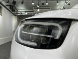 ヘッドライトレンズも透明感のある綺麗な状態が保たれております。夜間のドライブも安心のLEDハイパフォーマンスヘッドライト(アダプティブハイビームアシスト付)を採用しています。