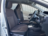 フロントシートは使用感はありますが当店は全車クリーニングを実施しておりますので、とても綺麗な状態です!車内は広々としていて、ゆったりとした5人乗りです!お出かけにも大活躍!