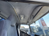 キャビン内屋根:運転席側からみたキャビン内屋根です。大きな傷や汚れのない比較的状態の良い内装をしています。☆現車確認いただけます☆事前にご連絡いただけますとよりスムーズにご案内させていただきます♪
