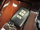 【スマートキー】 車内へのアクセス楽々、今や必須アイテムの「スマートキー」には、キー複製防止「イモビライザー」まで備わっております。