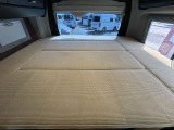 広々快適な常設ベッド!寸法は180cm&times;150cmとなっております!