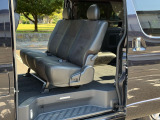 ダークプライム2だから、リアシートも真っ黒ハーフレザーシート!商用車感がなくなってかっこよくなってます。