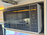 クルマ旅にとても便利な電子レンジもインストール!