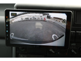 バックカメラの映像をモニターに表示。大柄なヴァナゴンでも、駐車時の後方確認をサポートしてくれる実用的な装備です。