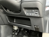 ●運転席下にも収納スペースあります●