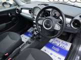 すっきりとしたシンプルな内装の造りは欧州車の魅力!細部にまでこだわり抜かれたデザインが自慢ですので是非じっくりとご覧くださいませ。